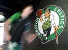 Gordon Hayward z Boston Celtics bí kolem klubového loga.