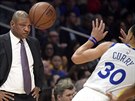 Doc Rivers, trenér LA Clippers, sleduje, jak Stephen Curry z Golden State...