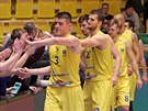 Basketbalisté Olomoucka v ele s Frantikem Váou (3) a Lukáem Palyzou (23) se...