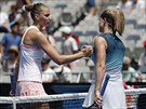 GRATULACE.eská tenistka Karolína Plíková pijímá blahopání k výhe od své...