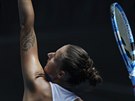 SERVIS. eská tenistka Karolína Plíková podává v prvním kole Australian Open,...