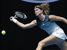 V MELBOURNE. eská tenistka Karolína Muchová se natahuje po míku v prvním kole...