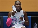 ÚLEVA. Americká tenistka Venus Williamsová chladí svou tvá tím, e po ní...