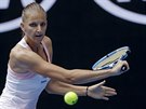 BEKHEND. eská tenistka Karolína Plíková hraje jednoruným bekhendem ve druhém...