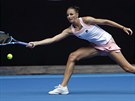 V AKCI. eská tenistka Karolína Plíková se natahuje  v Melbourne Aren po...