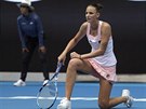 ORAZIT SI. eská tenistka Karolína Plíková krátce odpoívá bhem druhého kola...
