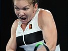 NAPLNO. Rumunská tenistka Simona Halepová s vervou trefuje míek ve druhém kole...