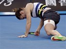 NA ZEMI. Rumunská tenistka Simona Halepová se sbírá z kurtu bhem zápasu s...