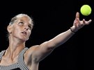 SERVIS. eská tenistka Karolína Plíková podává ve tetím kole Australian Open,...