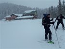 Skialpinist u chaty Jelen louky v Krkonoch (13. 1. 2018)