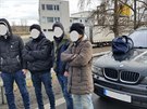 Slovent policist zadreli devt cizinc, kte ped nimi ujdli v BMW....