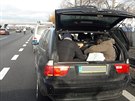 Slovent policist zadreli devt cizinc, kte ped nimi ujdli v BMW....