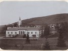 Pohled na zámek. Snímek je z roku 1904. 