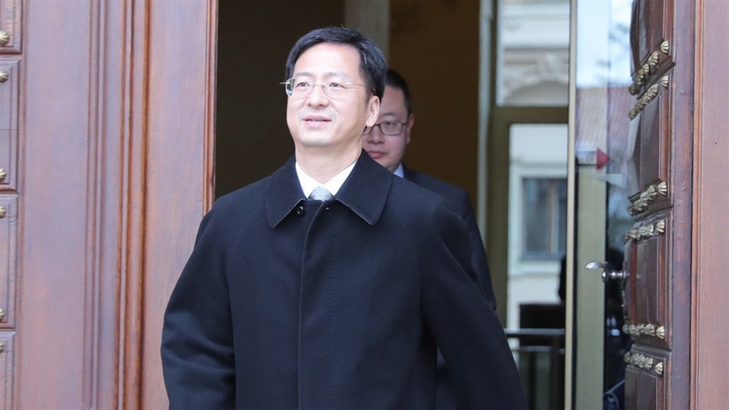 �ínský velvyslanec �ang �ien-min opou�tí budovu ministerstva zahrani�í po...