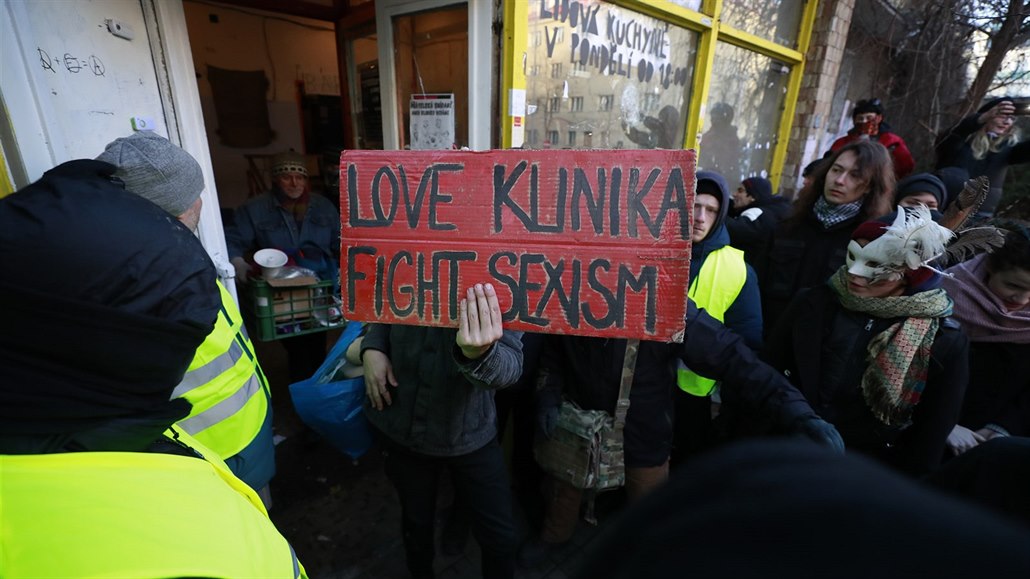 Vyklízení n�kdej�ího Autonomního sociálního centra Klinika v Praze (2019)