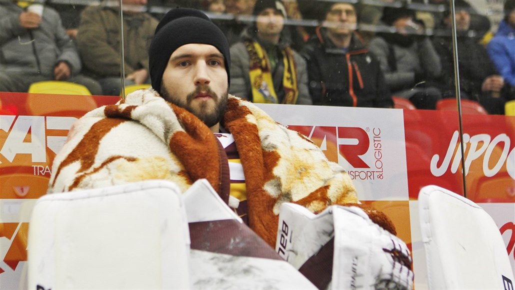 David Honzík zabalený v dece na jihlavské st�ída�ce