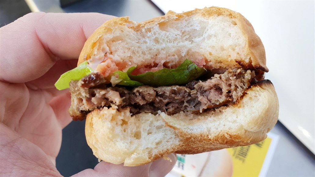 Ochutnali jsme hamburger z umělého masa. Ani masožrout se neušklíbne