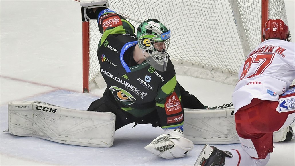 Karlovarský branká� Jan Bedná� si proti T�inci p�ipsal extraligovou premiéru v...