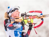 Eva Puskarčíková střílí v závodu štafet v Oberhofu.