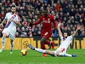 Naby Keita z Liverpoolu (uprosted) klikuje mezi protihri z Crystal Palace.