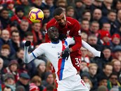 Liverpoolsk Joel Matip (v ervenm) a Cheikhou Kouyate z Crystal Palace bhem...