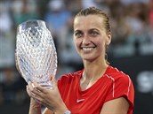 Petra Kvitov s trofej pro vtzku turnaje v Sydney.