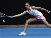 V AKCI. Česká tenistka Karolína Plíšková se natahuje  v Melbourne Areně po...