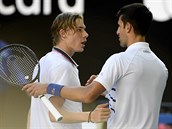 GRATULACE. Kanadsk tenista Denis Shapovalov gratuluje k postupu Novaku...