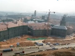 Pohled na kopii českokrumlovského zámku v Číně.