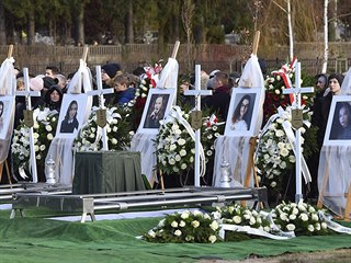Pohřeb pěti mladých dívek v polském Koszalinu. Dívky zemřely během únikové hry.