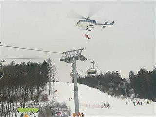 V Bukové hoře spadl strom na lanovku.