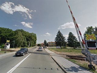 Frekventovaný přejezd přes železniční trať a vlečku v Uherském Brodě.