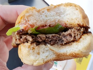 Také po kousnutí vypadá jako normální burger.