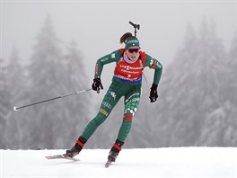 Italsk biatlonistka Lisa Vittozziov na trati sthacho zvodu v Oberhofu.