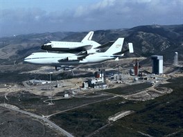 Nosič Boeing 747 SCA (Shuttle Carrier Aircraft) s raketoplánem Discovery