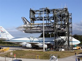 Nosič Boeing 747 SCA (Shuttle Carrier Aircraft) a raketoplán Discovery
