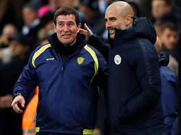 Treni Nigel Clough (vlevo) a Pep Guardiola (vpravo) po vodnm semifinle...