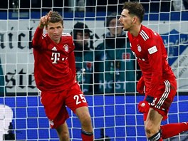 Leon Goretzka (vpravo) z Bayernu Mnichov se raduje se spoluhrem Thomasem...