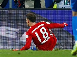 Leon Goretzka (vpravo na zemi) z Bayernu Mnichov pekonv branke Hoffenheimu.