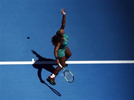 SERVIS. Americk tenistka Serena Williamsov podv ve tetm kole Australian...