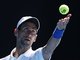 NA PODN. Srbsk tenista Novak Djokovi servruje ve tetm kole Australian...