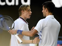 GRATULACE. Kanadsk tenista Denis Shapovalov gratuluje k postupu Novaku...