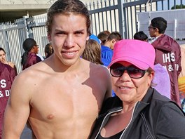 Joseph Baena a jeho matka Mildred na kolních plaveckých závodech (Bakersfield,...