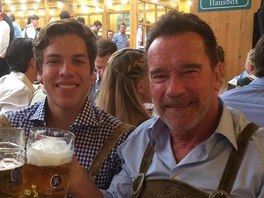 Joseph Baena a jeho otec Arnold Schwarzenegger na Oktoberfestu (Mnichov, 3....