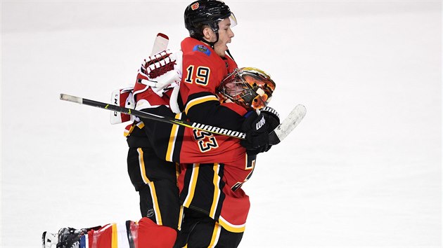 Matthew Tkachuk a brank David Rittich z Calgary po vhe nad Coloradem.