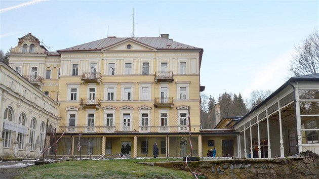 Souasn podoba marinskolzeskho hotelu Lesn mln. Zmizely nletov stromy a kee, funguje mal kavrnika.