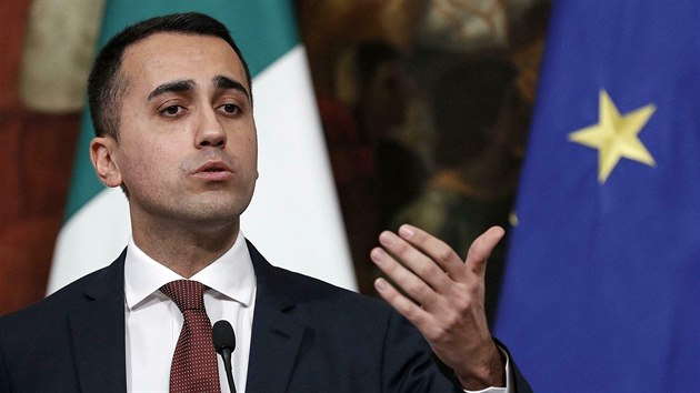 Luigi Di Maio skonil ve funkci pedsedy italskho Hnut pti hvzd.