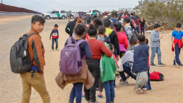 Skupina 376 migrant ek ve front na zpracovn daj pot, co byla zadrena americkou celn a ochranou hranic po pekroen hranice mezi Spojenmi stty a Mexikem. (19. ledna 2019)