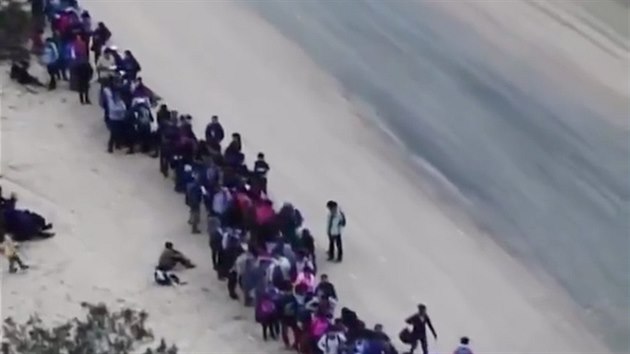 Fronta migrant pot, co se pomoc tunel dostali na zem USA. (19. ledna 2019)