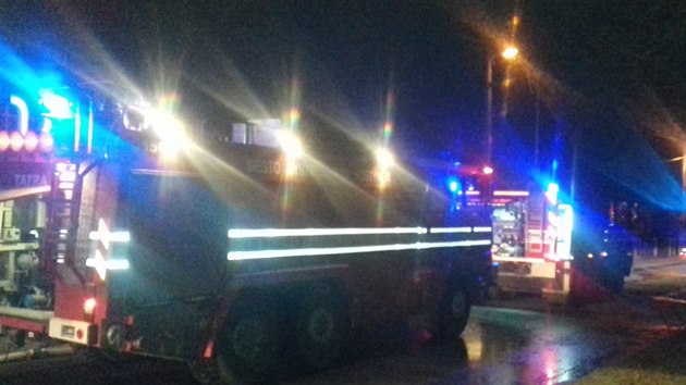 Pt jednotek hasi zasahovalo v noci na sobotu u poru domu v Bystici pod Hostnem (19. ledna 2019).